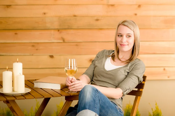 Trädgård glad kvinna njuta glas vin terrassen — Stockfoto