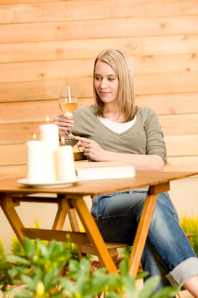 Ogród szczęśliwą kobietą cieszyć się taras szkło wino — Zdjęcie stockowe