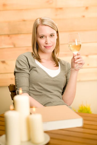 Сад счастливая женщина наслаждаться стеклянным вином терраса — стоковое фото