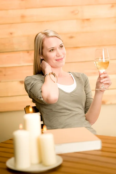 Garten glückliche Frau genießen Glas Weinterrasse — Stockfoto