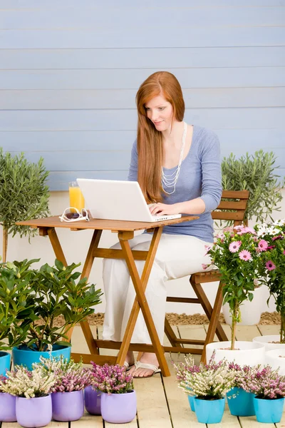 Letní terasa zrzka žena s laptopem — Stock fotografie