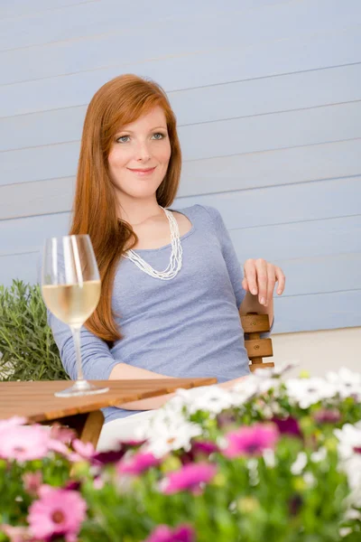 Καλοκαιρινή βεράντα κοκκινομάλλα γυναίκα με ποτήρι κρασί — Φωτογραφία Αρχείου