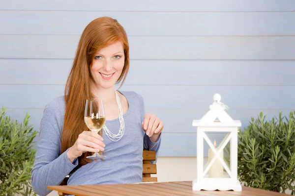 Sommaren terrass rödhårig kvinna med glas vin — Stockfoto
