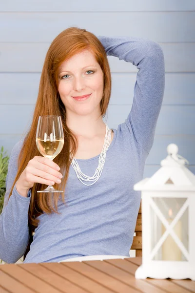 Καλοκαιρινή βεράντα κοκκινομάλλα γυναίκα κρατήστε πατημένο ποτήρι κρασί — Φωτογραφία Αρχείου