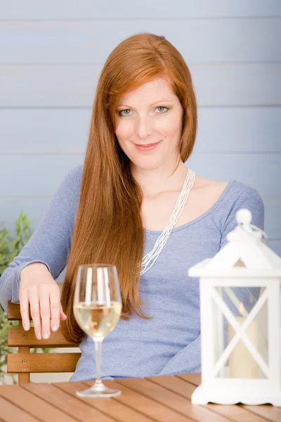 Letní terasa zrzka žena se sklenicí vína — Stock fotografie