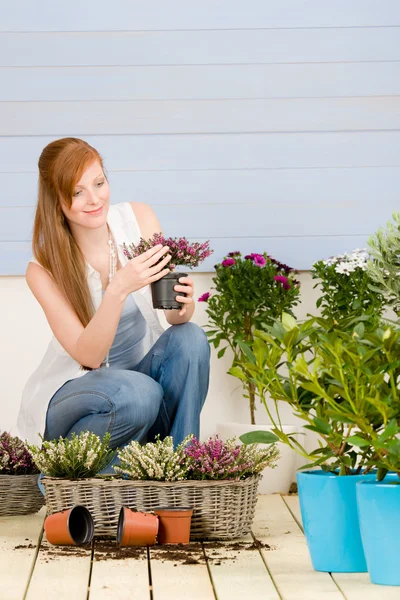 Verão jardim terraço ruiva mulher segurar flor — Fotografia de Stock