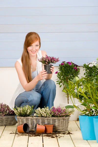 Letní zahradní terasu zrzka žena drží květ — Stock fotografie