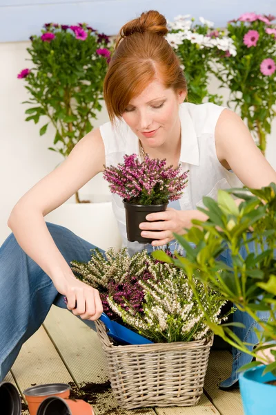 Sommaren trädgårdsterrass rödhårig kvinna krukväxt blomma — Stockfoto