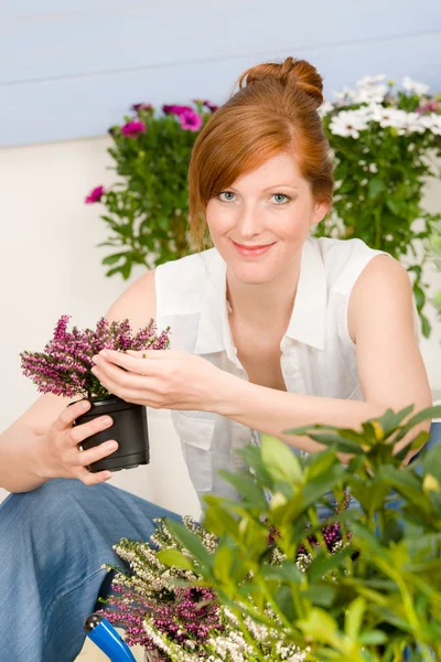 Jardin d'été terrasse rousse femme pot fleur — Photo