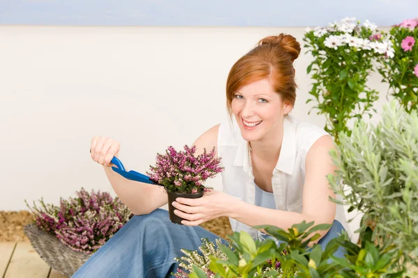 Verão jardim terraço ruiva mulher vaso flor — Fotografia de Stock