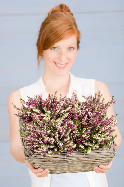 Été rousse femme tenir panier avec des fleurs — Photo