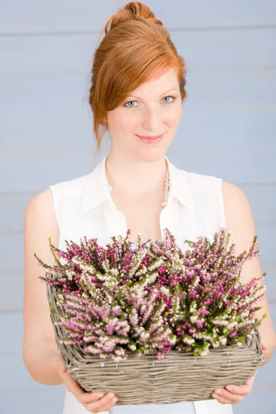 夏の赤毛の女性の花のバスケットを保持します。 — ストック写真