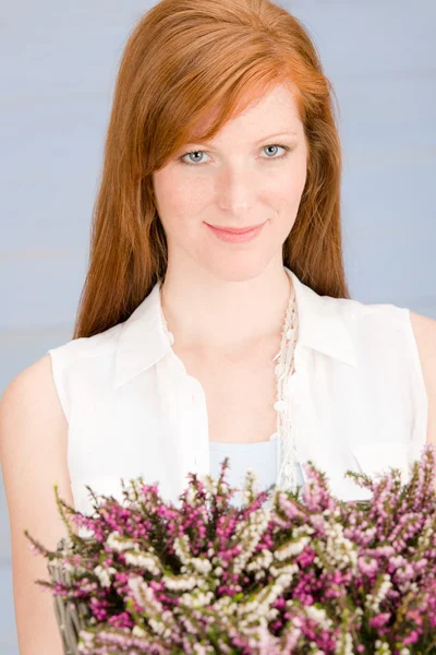 Zomer redhead vrouw houd mand met bloemen — Stockfoto