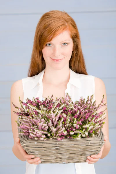 여름 빨강 머리 여자 잡고 꽃 바구니 — 스톡 사진