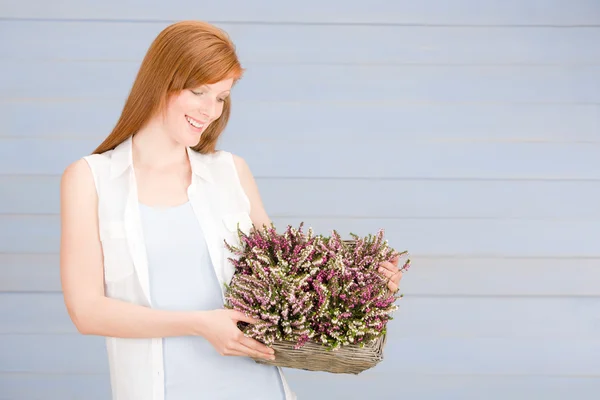 Sommerrothaarige Frau hält Korb mit Blumen — Stockfoto