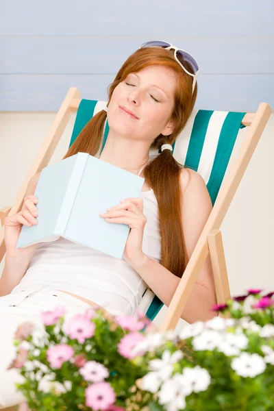 Verão terraço cabelo vermelho mulher relaxar em cadeira de praia — Fotografia de Stock
