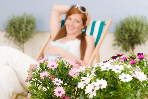 Verão terraço cabelo vermelho mulher relaxar em cadeira de praia — Fotografia de Stock