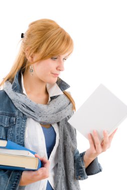 Öğrenci genç kadın kitap okumak