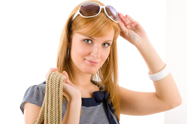 Genç kadın güneş gözlüğü ile deniz kıyafeti — Stok fotoğraf
