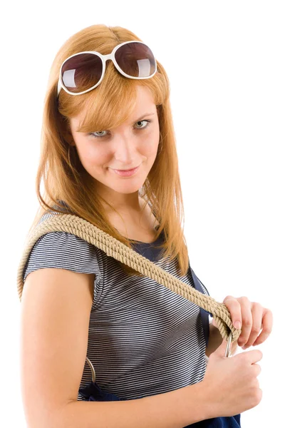 Jovem mulher segurar bolsa roupa marinha — Fotografia de Stock