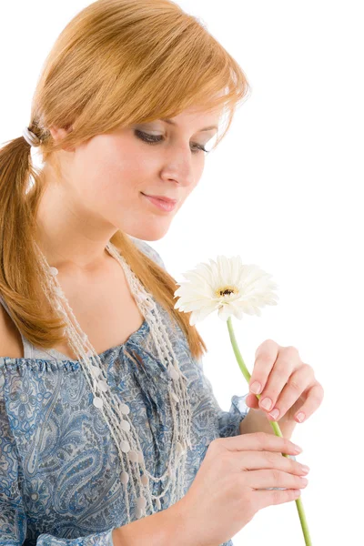 Romántica joven mujer hold gerbera daisy — Foto de Stock