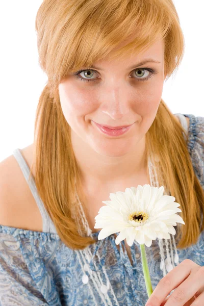 Романтична молода жінка тримає герберу ромашкою — стокове фото
