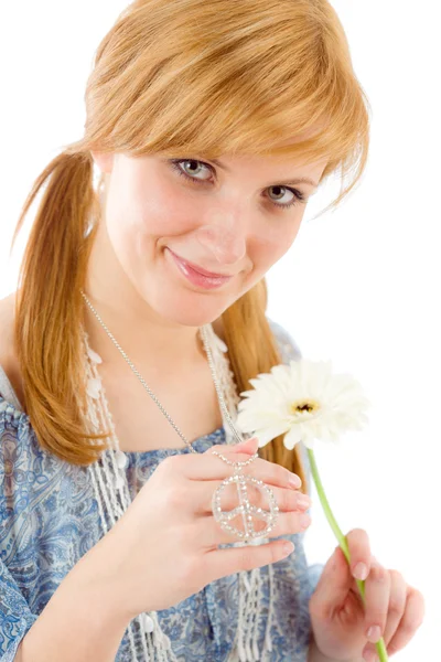 Романтична молода жінка тримає герберу ромашкою — стокове фото