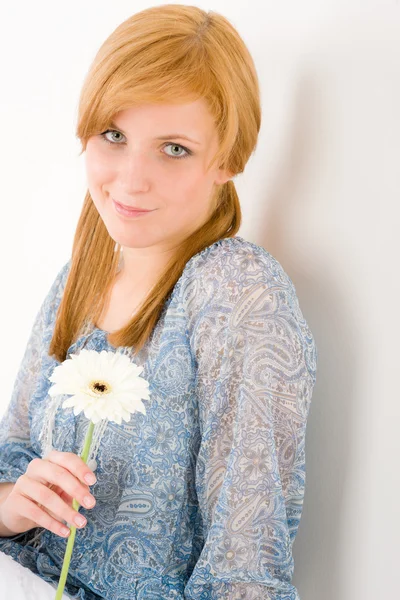 Romantische jonge vrouw houd gerbera daisy — Stockfoto