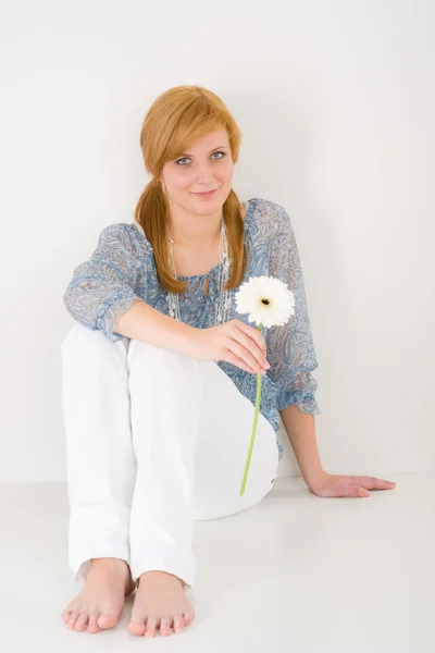 Romantic young woman hold gerbera daisy — Stock Photo, Image