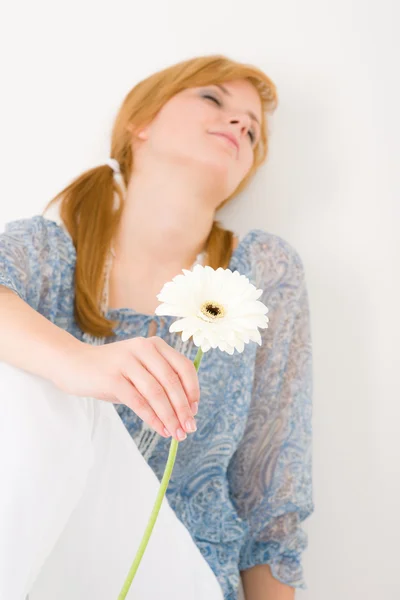 Romantyczna młoda kobieta trzymać gerbera stokrotka — Zdjęcie stockowe