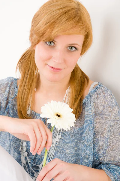 Romantique jeune femme tenir gerbera marguerite — Photo