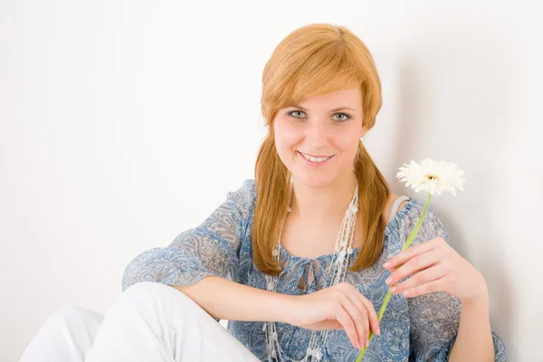Romantický mladá žena drží gerbera sedmikrásky — Stock fotografie