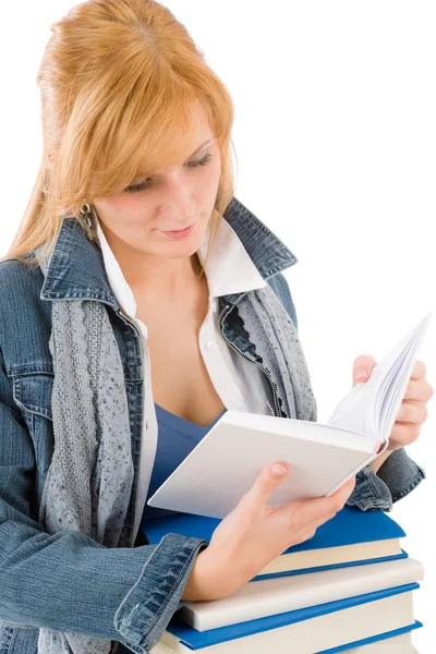 Jonge vrouw student boek lezen — Stockfoto