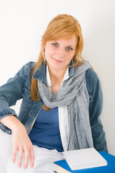 Portrét mladé ženy studenta s knihou — Stock fotografie