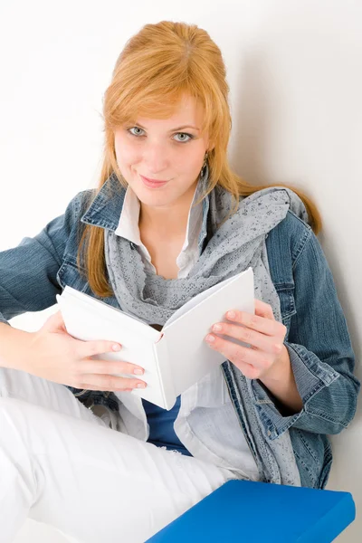 Estudante jovem mulher feliz retrato com livro — Fotografia de Stock