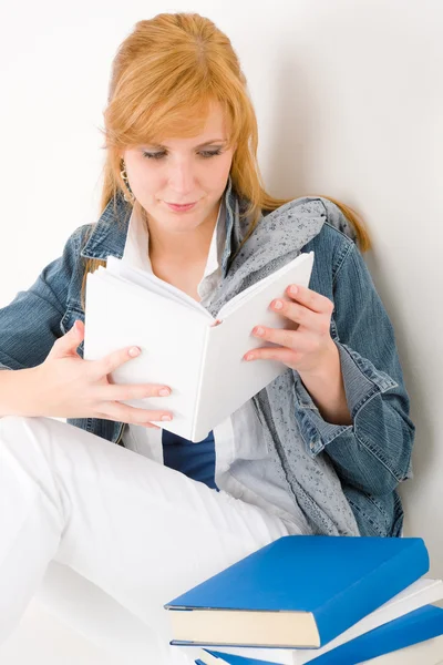 Estudante jovem mulher retrato ler livro — Fotografia de Stock