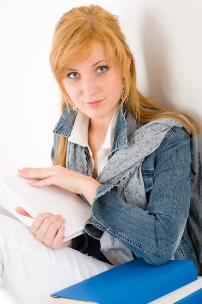 Étudiant jeune femme portrait avec livre — Photo