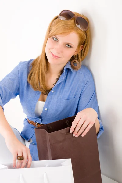 Genç kadın kese kağıdı ile alışveriş — Stok fotoğraf