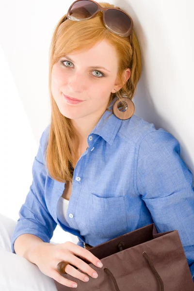 Compras jovem mulher com saco de papel — Fotografia de Stock
