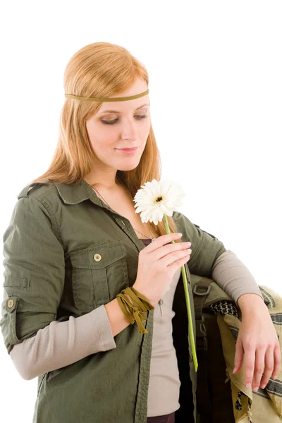 Hippie jovem mulher segurar gerbera margarida — Fotografia de Stock