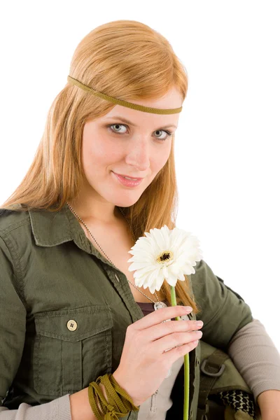 Hippie jonge vrouw houd gerbera daisy — Stockfoto