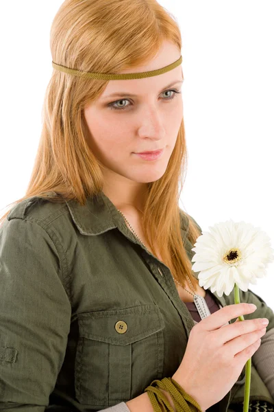 Hippie jovem mulher segurar gerbera margarida — Fotografia de Stock