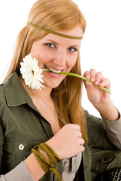 Hippie ung kvinna håll gerbera daisy — Stockfoto