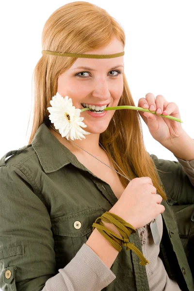 Hippie jovem mulher com gerbera margarida — Fotografia de Stock