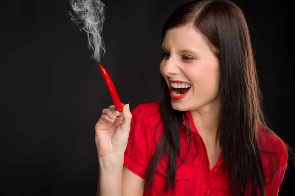 Biber biber portre genç kadın duman kırmızı sıcak — Stok fotoğraf
