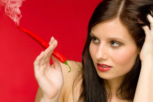 Retrato de chile mujer joven humo rojo caliente — Foto de Stock