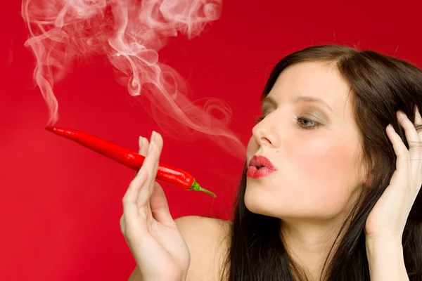 Chili pimenta retrato jovem mulher fumaça vermelho quente — Fotografia de Stock