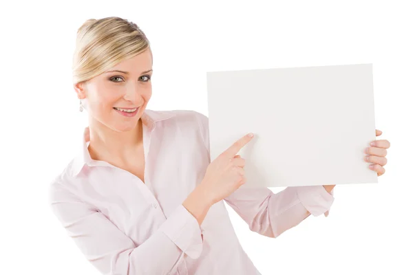 Szczęśliwa Kobieta wskazując na bok na pusty transparent — Zdjęcie stockowe