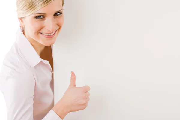 Szczęśliwa kobieta za pusty transparent kciuki — Zdjęcie stockowe