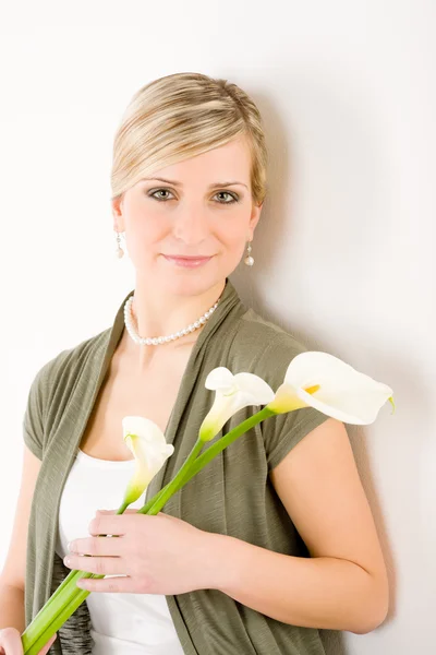 Романтична жінка тримає квітку каллі — стокове фото